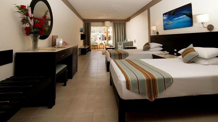 Deluxe Pool View Room